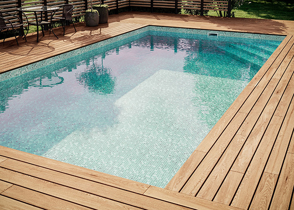 Mönstrad liner – mosaikpool med träaltan