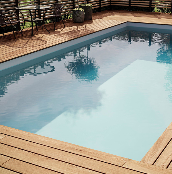 Enfärgad liner – vit pool med träaltan